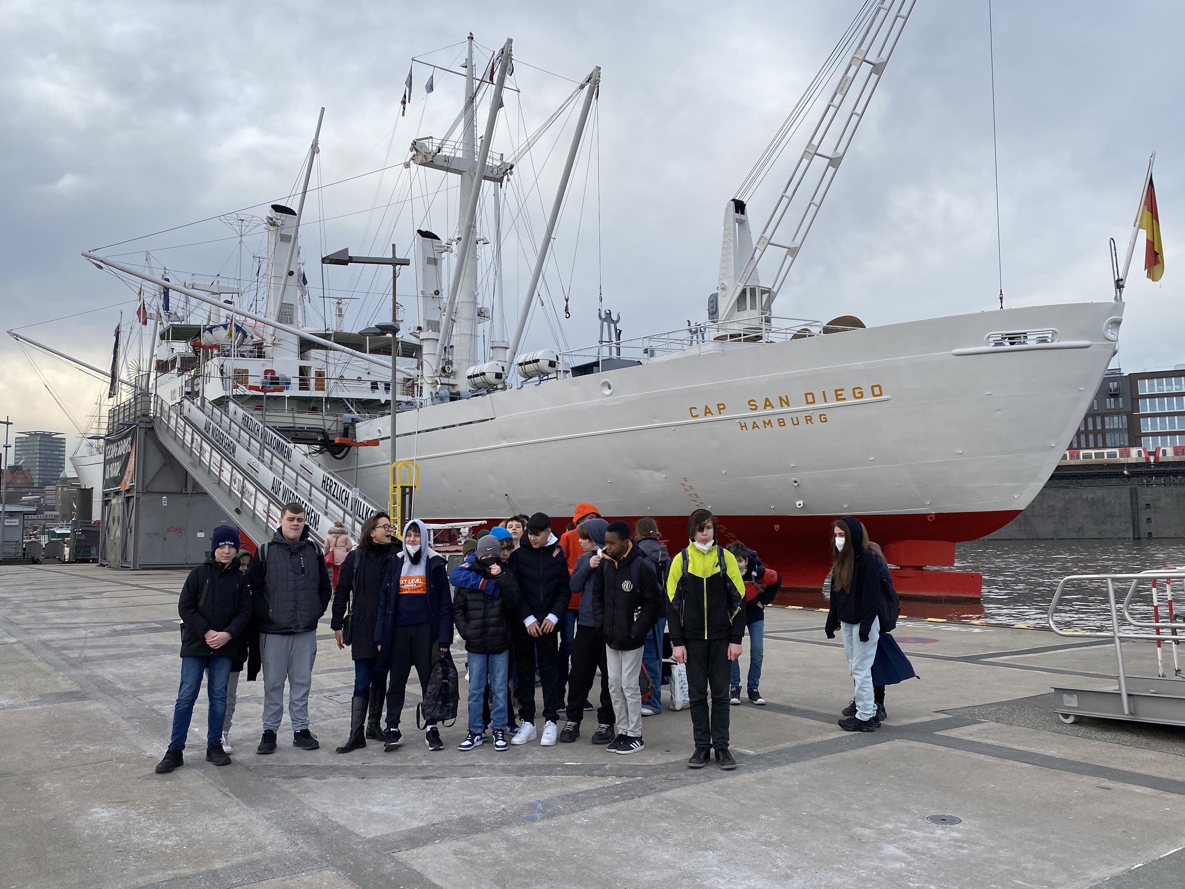 Die 7. Klasse vor einem Schiff im Hafen