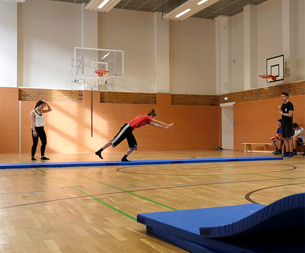 Moderne Turnhalle und ein Basketballplatz auf dem Dach