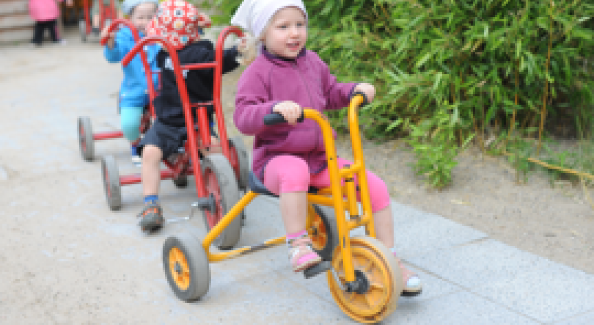Lernen im Freien: mit Krippenkindern in den Garten