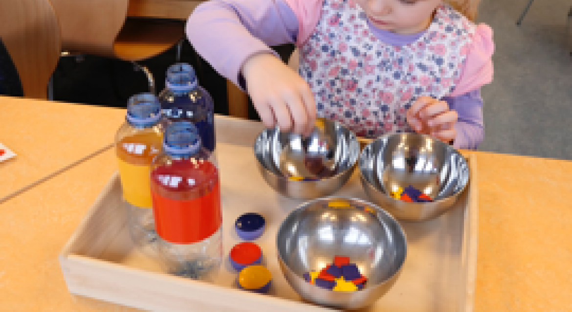 Kleinkinder Mit Aktionstabletts Fördern