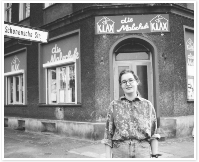 1992: Antje Bostelmann, die Gründerin von Klax, vor der Malschule.