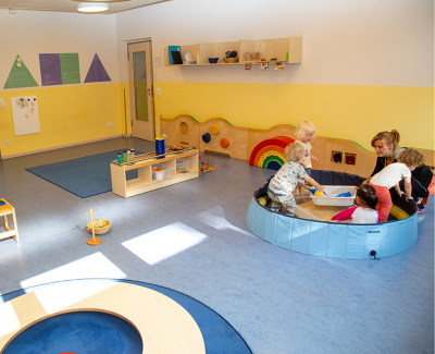 Unsere hellen und modern eingerichteten Räume laden die Kinder zum Spielen und Lernen ein.