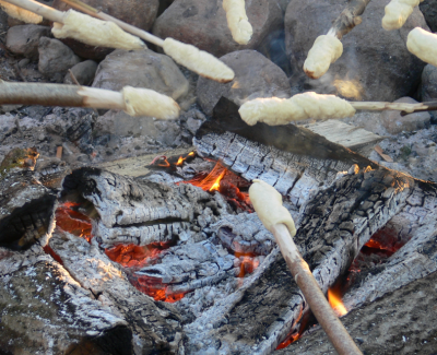 Stockbrot am Lagerfeuer im Klax Natur- und Umweltcamp