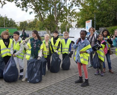 Schüler*innen sammeln Müll im Rahmen des Cleanup Days