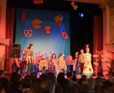 Kinder in Brathähnchenkostümen auf der Bühne