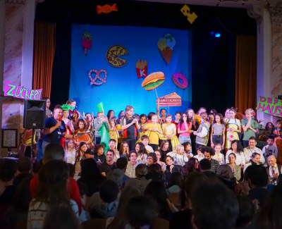 Final scene, all the children receive the applause