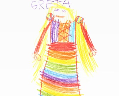 Bild von Greta 5 Jahre, Blonde Prinzessin in einem langen Regenbogenkleid