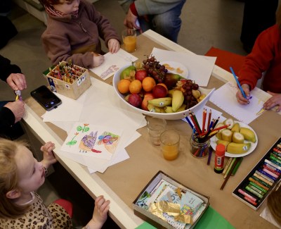 An der Mal-Station werden die Kinder kreativ