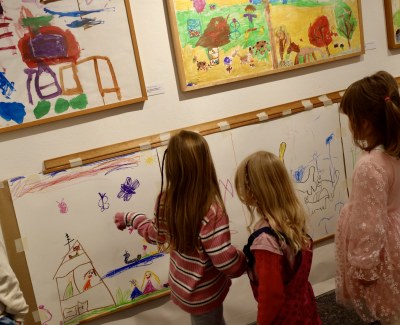 An der zweiten Mal-Station malen die Kinder auf eine große Leinwand