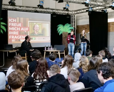 Zwei Schüler*innen moderierten den Vortrag