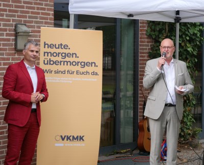 VKMK-Geschäftsführer Lars Békési und Staatssekretär Falko Liecke