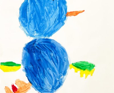 Kindermalerei – ein blauer Vogel mit grünen Hörnchen, der Kopf ist genauso groß und rund wie der Körper.