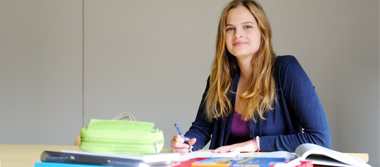 Mädchen lernt für die Fachhochschulreife (Fachabitur)